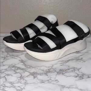 UGG LA Shores Women's Black Platform Sandals - MSRP $100